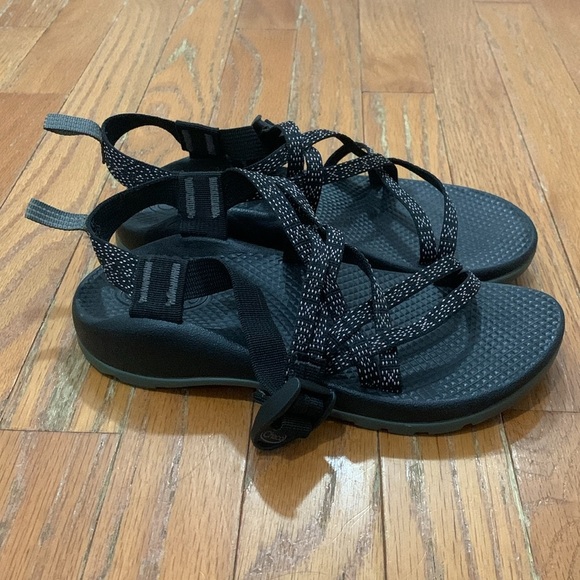 Kids Chaco Black Strappy Sandals Size 4 EUC - Picture 2 of 7
